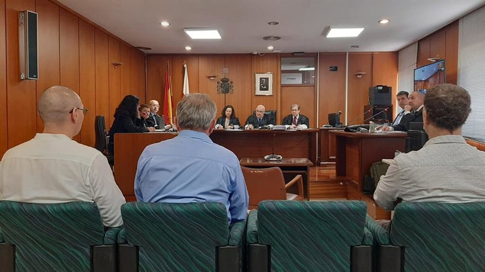 Juicio a los acusados de delito de odio al atribuir a personas gitanas la propagación del Covid durante el confinamiento por la pandemia en Santoña