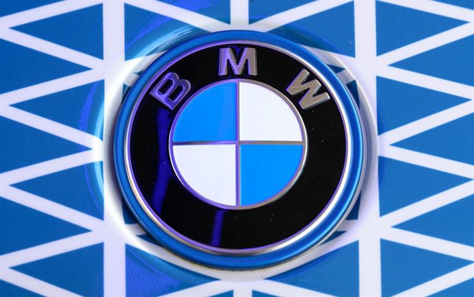 Archivo - FILED - 20 February 2025, Saxony, Leipzig: The BMW logo can be seen on the hood of a BMW iX5 Hydrogen in front of the plant in Leipzig. Photo: Hendrik Schmidt/dpa