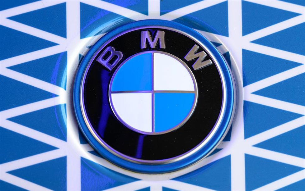 Archivo - FILED - 20 February 2025, Saxony, Leipzig: The BMW logo can be seen on the hood of a BMW iX5 Hydrogen in front of the plant in Leipzig. Photo: Hendrik Schmidt/dpa
