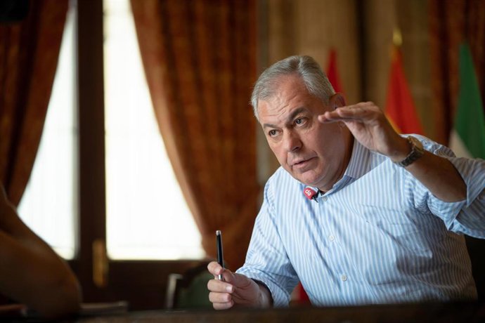 El alcalde de Sevilla, José Luis Sanz, durante la entrevista concedida a Europa Press. 