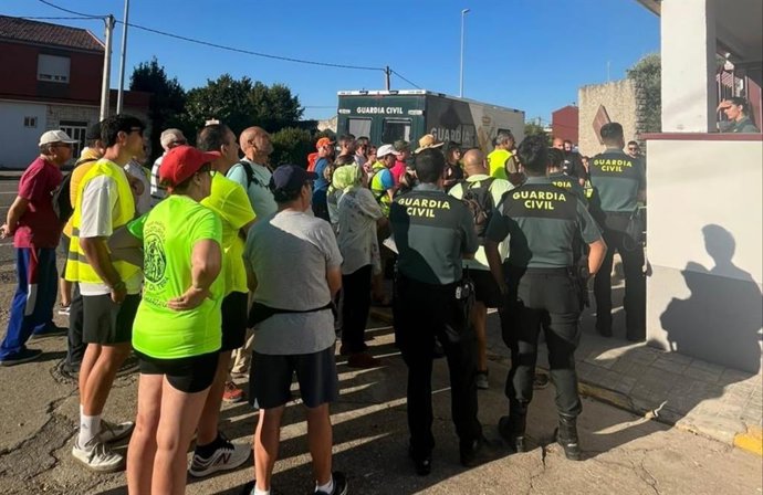 Personal y voluntarios que participan en el dispositivo de búsqueda del hombre desaparecido en Camarzana de Tera (Zamora).