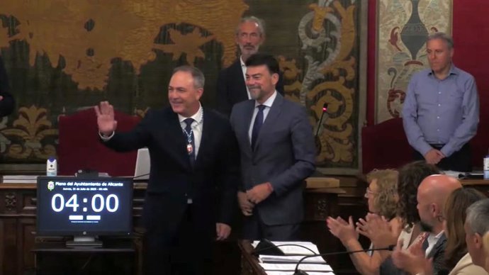 El nuevo concejal del PP en el Ayuntamiento de Alicante, Rafael Alemañ (i), y el alcalde de la ciudad, Luis Barcala (d), en el pleno ordinario de julio