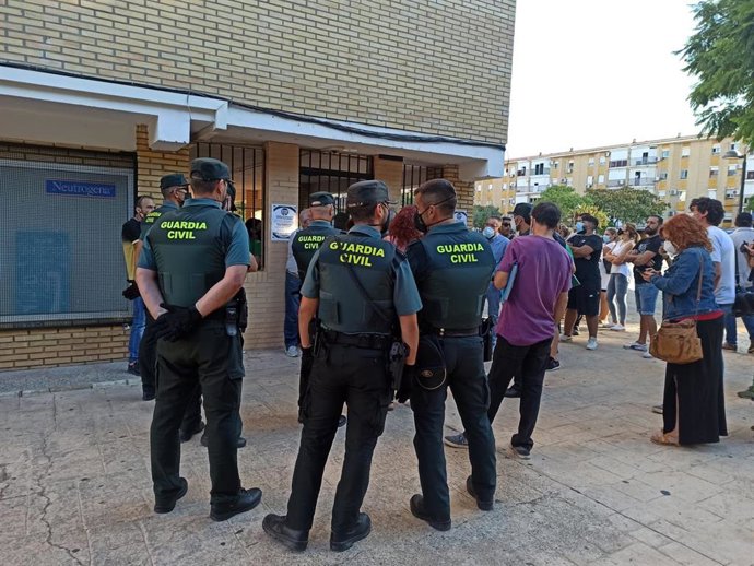 Archivo - Imagen de archivo de un desalojo de vivienda asistido por la Guardia Civil