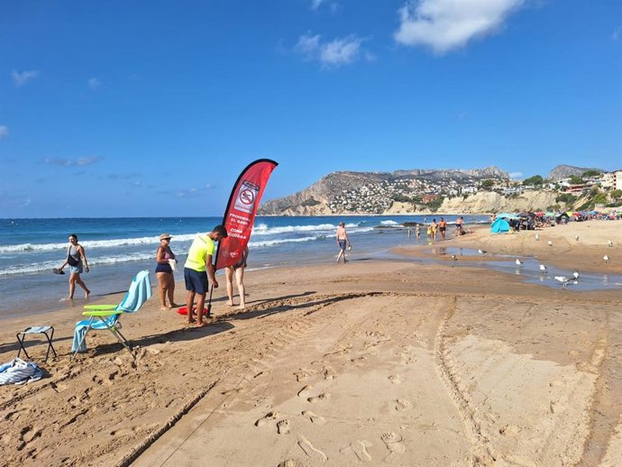 Calp (Alicante) vuelve a cerrar al baño un tramo de la playa del Arenal-Bol por posible contaminación residual
