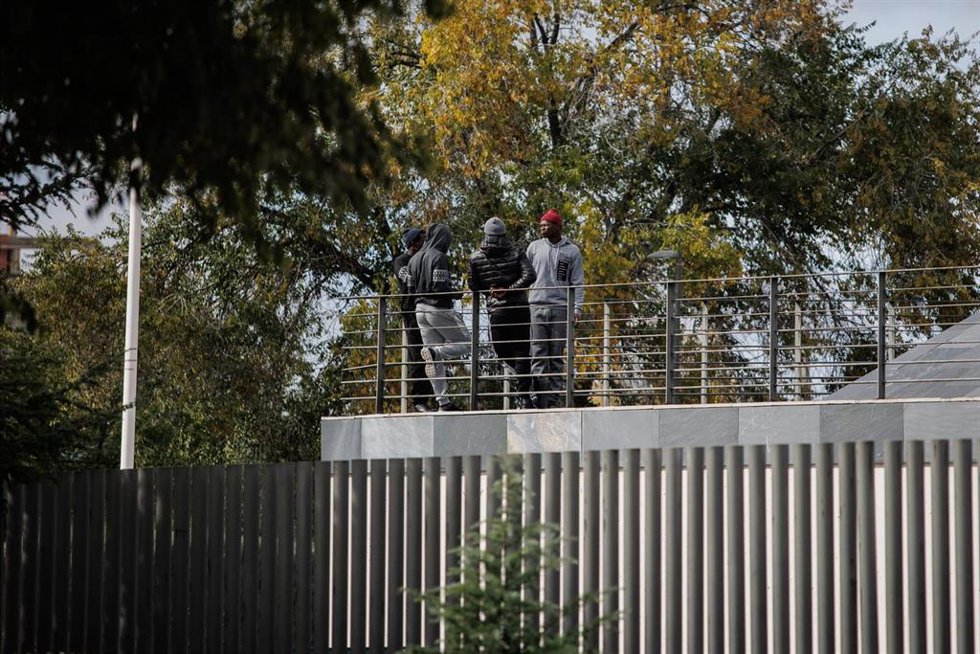 Archivo - Migrantes que llegaron en patera a Canarias durante esta crisis migratoria en la CREADE de Pozuelo de Alarcón, a 27 de octubre de 2023, en Pozuelo de Alarcón, Madrid (España).