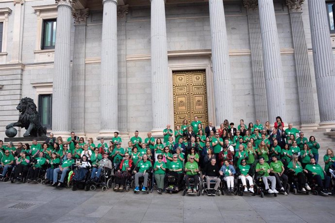 Archivo - Imagen de archivo de la celebración tras la aprobación de la ley ELA durante una sesión plenaria, en el Congreso de los Diputados, a 10 de octubre de 2024.