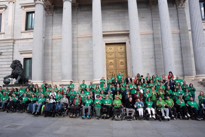 Archivo - Celebración tras la aprobación de la Ley ELA durante una sesión plenaria, en el Congreso de los Diputados, a 10 de octubre de 2024, en Madrid (España). El Pleno del Congreso debate y vota el dictamen aprobado por la Comisión de Derechos Sociales