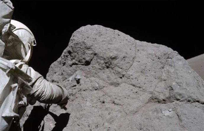 El astronauta del Apolo 17, Harrison H. Schmitt, toma muestras de la roca en la base del Macizo Norte, en el valle Taurus-Littrow. Esta gran roca se desprendió debido a un fuerte terremoto lunar ocurrido hace unos 28,5 millones de años