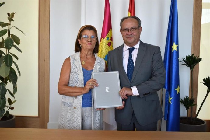 El consejero de Hacienda, Administraciones Públicas y Transformación Digital de C-LM, Juan Alfonso Ruiz Molina, y la presidenta del Consejo Regional de Cámaras de Comercio, Industria y Servicios de Castilla-La Mancha, María Ángeles Martínez.