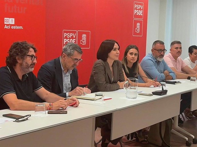 La ministra de Ciència i Universitats i secretària general del PSPV-PSOE, Diana Morant (c), junt amb José María Ángel (i)