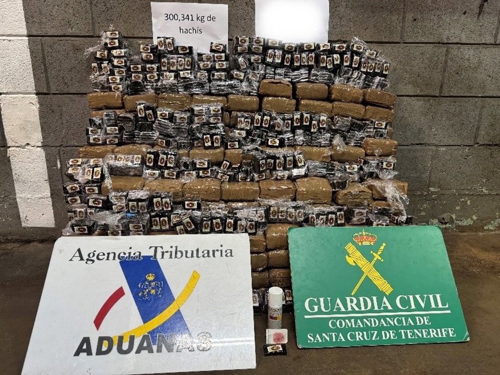 Suc.-Detenida una mujer en Tenerife que viajaba con 300 kilos de hachís ocultos en su vehículo