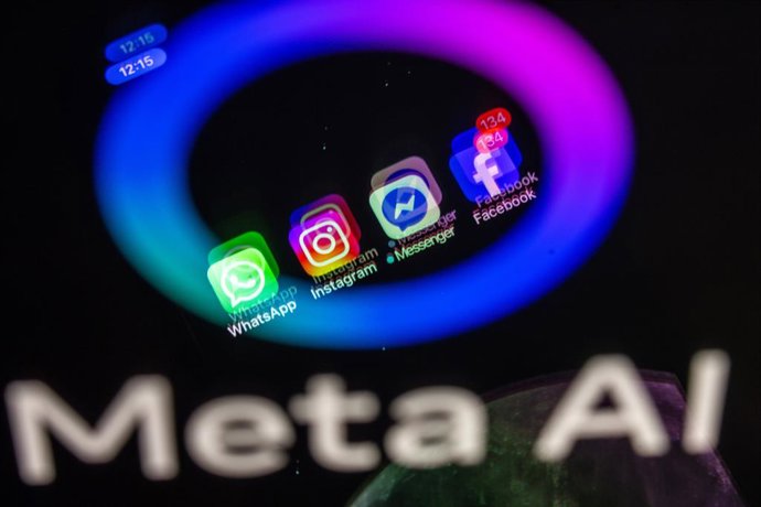 Archivo - FILED - 27 May 2025, Mecklenburg-Western Pomerania, Schwerin: The Facebook, Messenger, Instagram and WhatsApp apps are shown on a smartphone display that reflects the logo of the AI application Meta AI. Photo: Jens Büttner/dpa