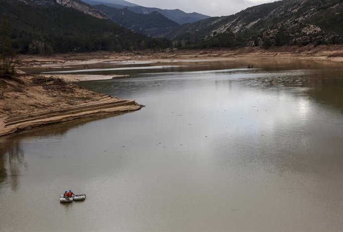Archivo - Una llanxa treballa per a netejar l'aigua després de l'efecte de la dana a la presa de Buseo, a Xera, en imatge d'arxiu