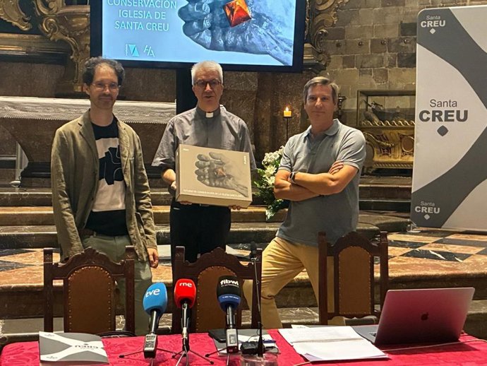 El rector de Santa Creu, Nadal Bernat; el conservador de Santa Creu y portavoz del Plan director, Antoni Pons, y el arquitecto del equipo redactor del estudio, José Velázquez