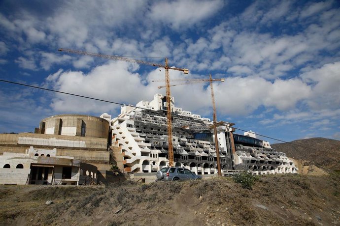 Archivo - Vista general del hotel ilegal de El Algarrobico. A 10 de febrero de 2025, en Carboneras, Almería (Andalucía, España). (Foto de archivo).