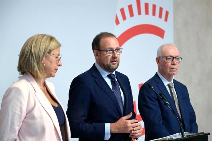 El concejal de Desarrollo Urbano y Ciudad Inteligente, de José Guillén, junto a los ediles de Murcia, Mercedes Bernabé y Antonio Navarro