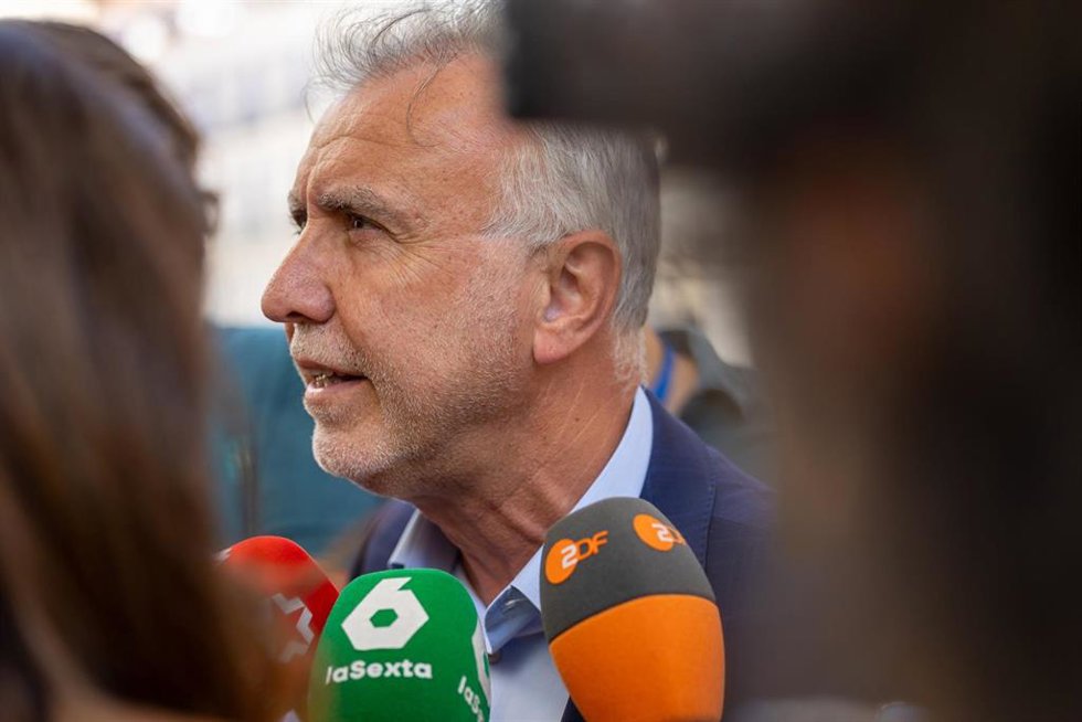 El ministro de Política Territorial y Memoria Democrática, Ángel Víctor Torres, atiende a los medios de comunicación a su llegada a una sesión plenaria extraordinaria, en el Congreso de los Diputados, a 22 de julio de 2025, en Madrid (España).