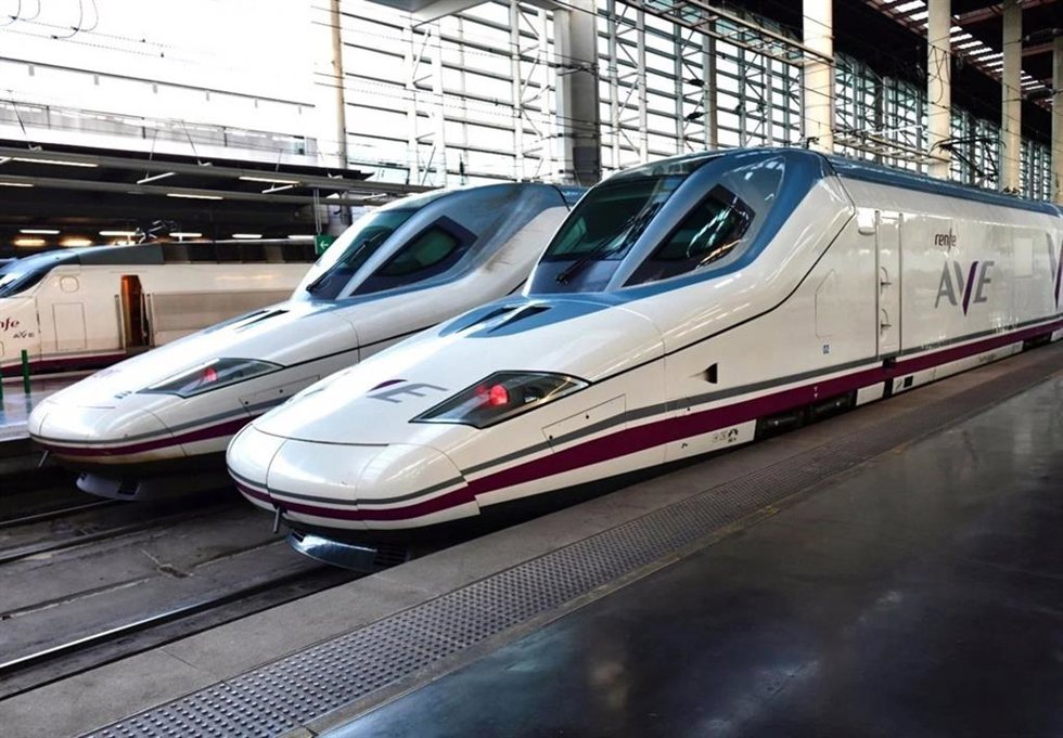 Archivo - Trenes AVE de Renfe. Foto de archivo. 