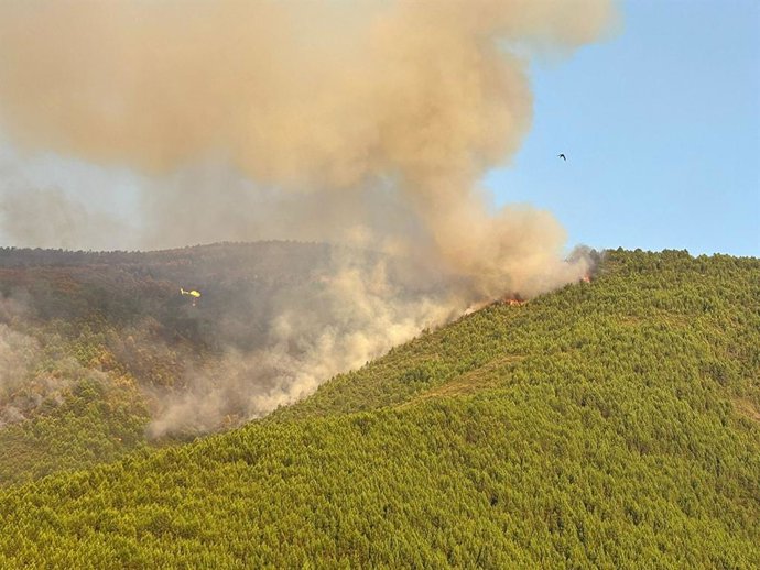 Um helicóptero está trabalhando para apagar o incêndio em Las Hurdes.