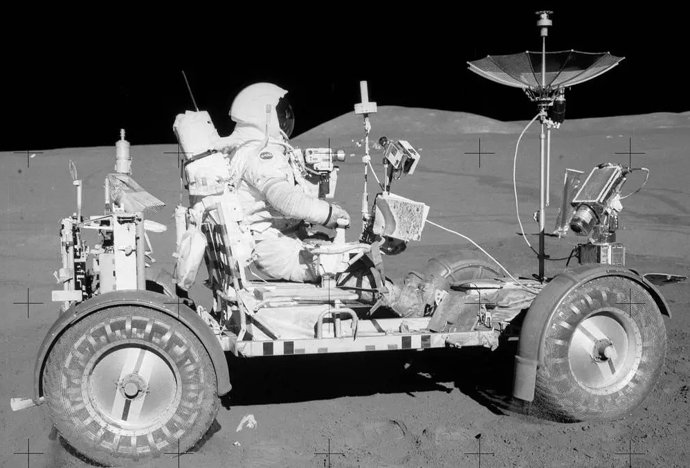 Archivo - Dave Scott pilotando el 'buggy' lunar