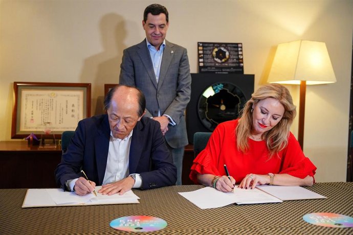 El presidente de la Junta de Andalucía, Juanma Moreno (c) preside la firma de un convenio entre la consejera de Economía y la presidenta de Málaga TechPark, Carolina España, (d) y el presidente del parque Kioto Research Park, Mitsuo Asano (i). en Kioto.