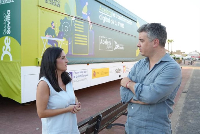 El alcalde de Cañada Rosal y vicepresidente de Prodetur, Rodrigo Rodríguez Hans, durante la jornada del 'Aula Digital Itinerante' en el pueblo.