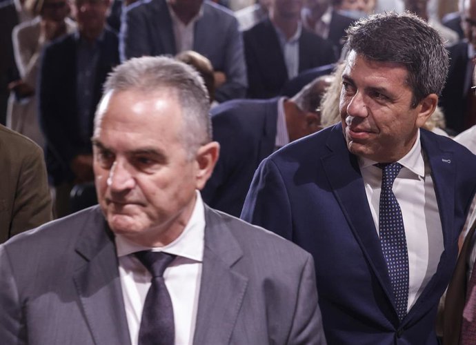 Archivo - El vicepresidente segundo y conseller para la Recuperación Económicaonómica y Social de la Generalitat Valenciana, Francisco José Gan Pampols (i) y el president de la Generalitat, Carlos Mazón (d), en imagen de archivo