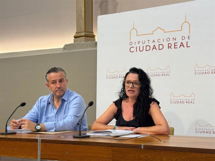 La portavoz del equipo de Gobierno de la Diputación de Ciudad Real, Rocío Zarco, y el vicepresidente cuarto y responsable de Hacienda, Adrián Fernández.