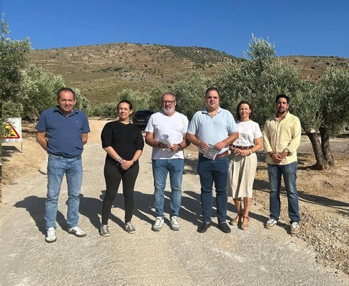 Visita del Grupo Parlamentario del PSOE al camino rural Cueva Cabrera, en La Guardia de Jaén