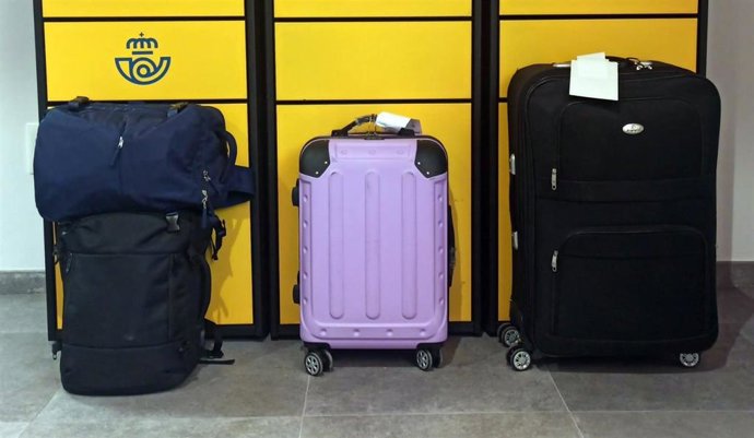 Archivo - Varias maletas en una oficina de Correos por uno de los servicios de envío que ofrece la empresa.