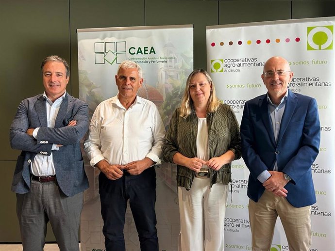 De izquierda a derecha: director general de Cooperativas Agro-alimentarias, Jaime Martínez-Conradi; presidente de Cooperativas Agro-alimentarias, Fulgencio Torres; presidenta CAEA, Virginia González; director general CAEA, Álvaro González.