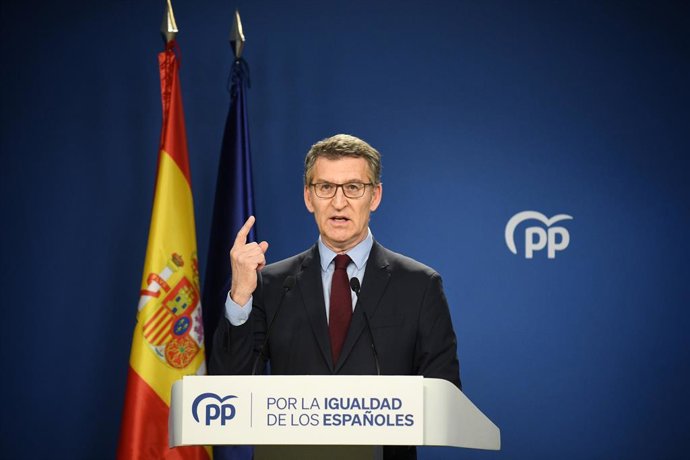 Archivo - El presidente del PP, Alberto Núñez Feijóo, durante una rueda de prensa, en la sede del partido, a 25 de abril de 2024, en Madrid (España). Feijóo ha comparecido tras la carta publicada ayer por el presidente del Gobierno, Pedro Sánchez, donde a
