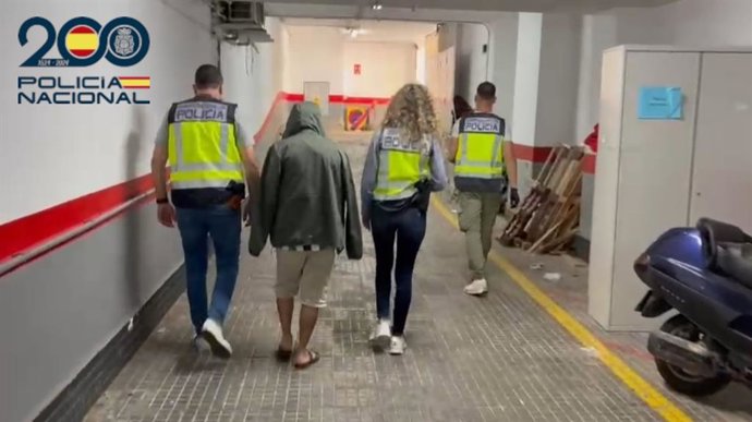 El arrestado, de espaldas, junto a agentes de la Policía Nacional.
