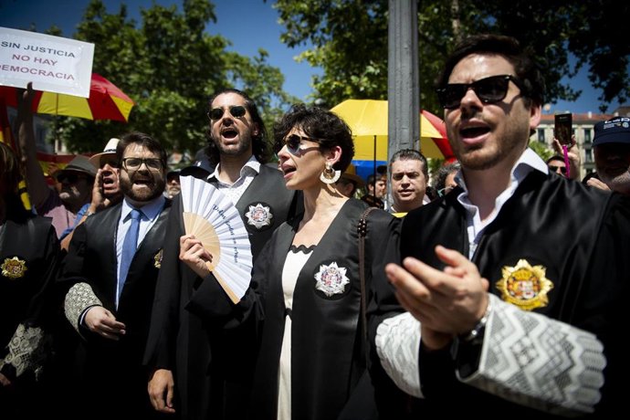 Archivo - Varias personas durante una concentración de jueces y fiscales frente al Tribunal Supremo, a 28 de junio de 2025, en Madrid (España).