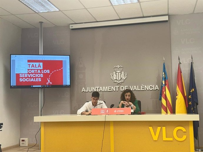 El portavoz socialista en el Ayuntamiento de València, Borja Sanjuan, y la concejala socialista, Maite Ibáñez, en una rueda de prensa