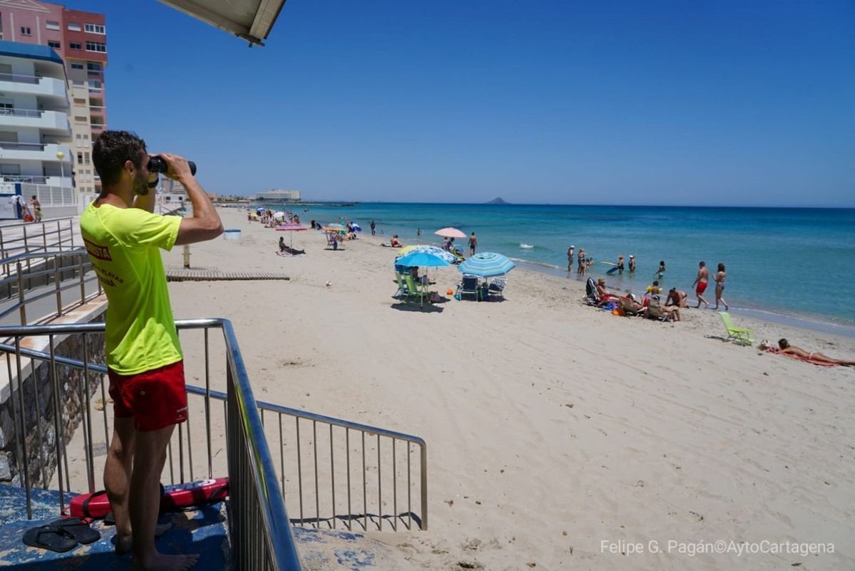 La bandera roja ondea este jueves en dos playas de Cartagena y la amarilla en casi uan treintena de la Región de Murcia