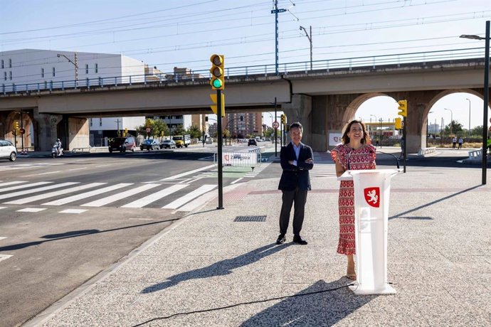 La alcaldesa de Zaragoza, Natalia Chueca, en la visita a la zona recién renovada en avenida Cataluña.