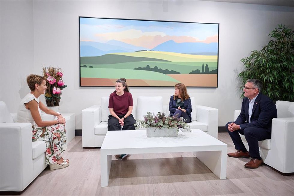 I-D: La presidenta de Navarra, María Chivite, la estudiante June Zambrano, la delegada en Navarra de Fundación La Caixa, Izaskun Azcona, y el consejero de Universidad, Innovación y Transformación Digital, Juan Luis García.