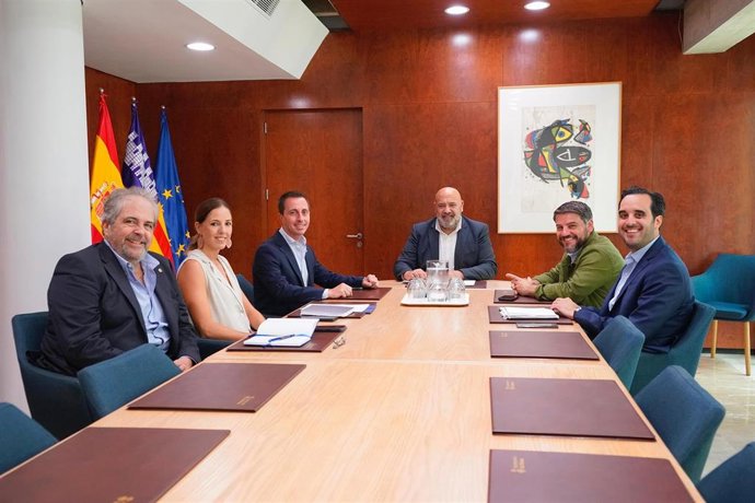 El presidente del Consell de Mallorca, Llorenç Galmés, y el alcalde de Palma, Jaime Martínez, reunidos para realizar el seguimiento de los proyectos enmarcados en el Palma Culture & Innovation Bay.