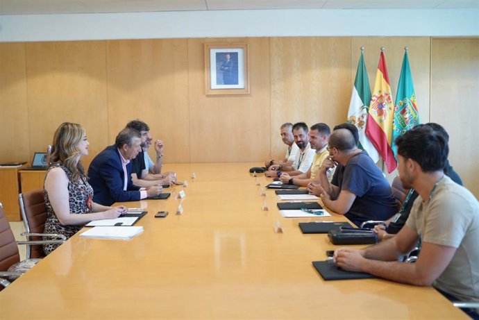 Reunión del alcalde de  La Rinconada, Jesús Fernández, con representanes del Comité de Empresa de Alestis.