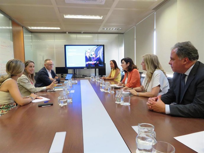Reunión de la consejera de Empleo, Empresa y Trabajo Autónomo, Rocío Blanco, con la directora general de Personas, Organización y Transformación de Moeve, Bettina Karsch, y el director de Talento de la compañía, Rafael Fernández Qundez.
