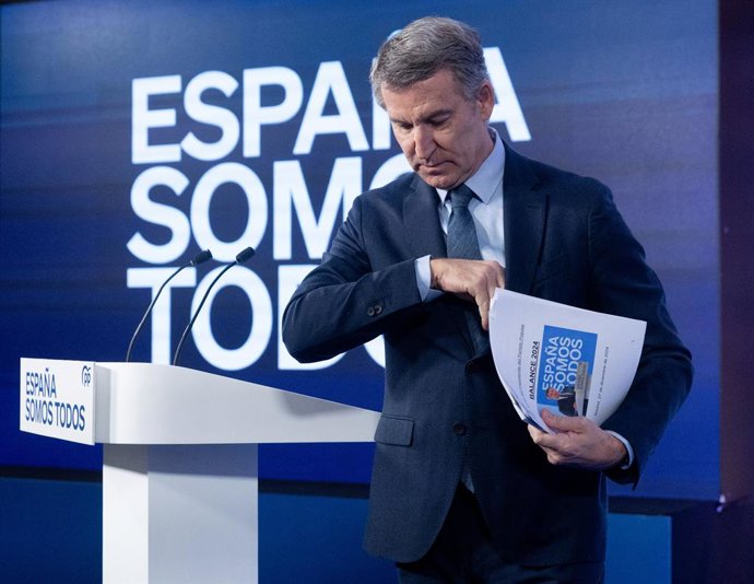 Archivo - El presidente del Partido Popular, Alberto Núñez Feijóo, tras una rueda de prensa, en el Espacio Jorge Juan, a 27 de diciembre de 2024, en Madrid (España). Durante su comparecencia, el presidente del Partido Popular ha realizado un balance polít