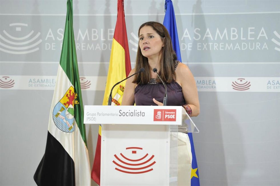 La portavoz de Sanidad del Grupo Parlamentario Socialista en la Asamblea de Extremadura, Isabel Gil Rosiña, en rueda de prensa