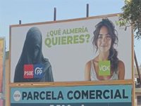 El Ejido (Almería) estudia acciones legales para retirar una valla de Vox sobre inmigración: "Sólo le interesa crispar"