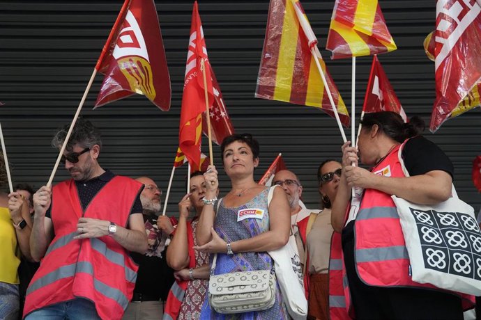 Un grupo de personas con banderas durante una concentración convocada por CCOO el día que comienza la huelga de jueces y fiscales en toda España, a 1 de julio de 2025, en Barcelona, Cataluña (España). 