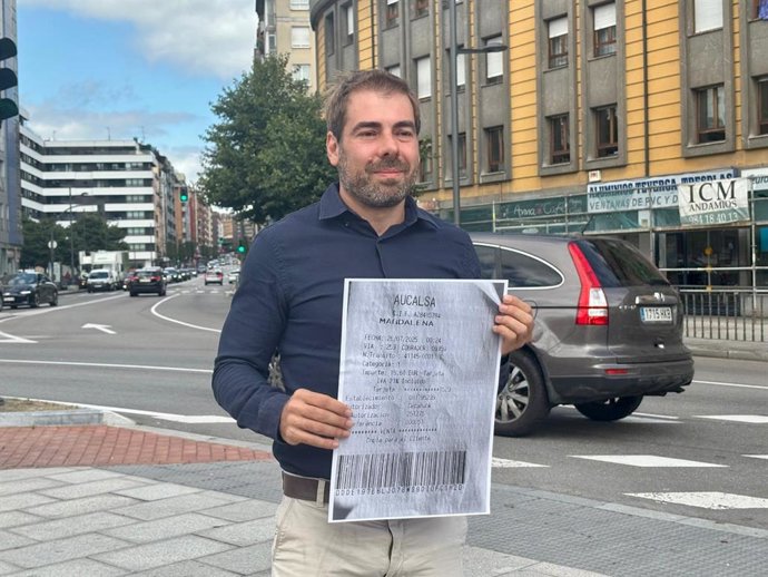 El exdiputado y denunciante del peaje del Huerna, Daniel Ripa, con una imagen del ticket del peaje.