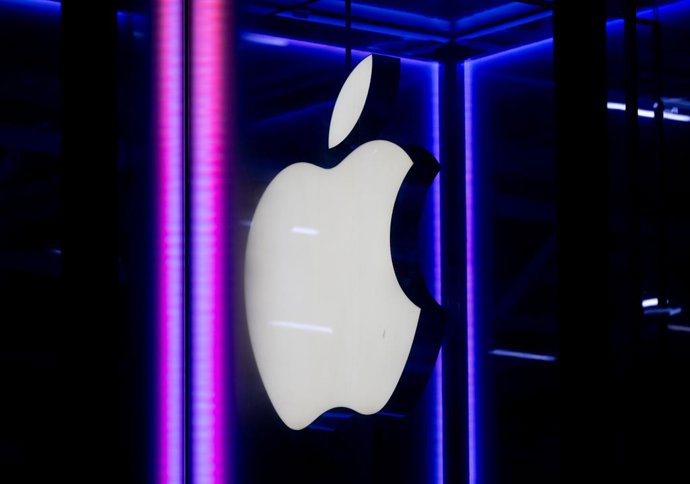 FILED - 10 July 2025, US, New York: The Apple logo, is seen at the Apple Store on 5th Avenue in Manhattan. Photo: Sven Hoppe/dpa