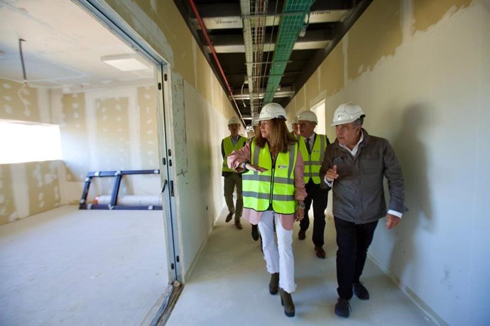 La consejera de Desarrollo Educativo, María del Carmen Castillo, visitando una de las grandes infraestructuras puestas en marcha.