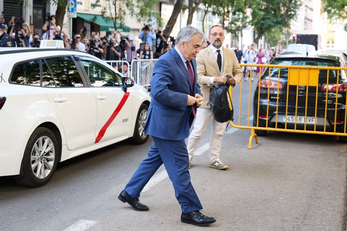 El exsecretario de Organización del PSOE Santos Cerdán a su llegada a declarar en el Tribunal Supremo, a 30 de junio de 2025, en Madrid (España).
