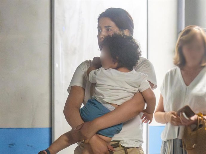 Archivo - Gabriela Guillén llega al hospital con su hijo, a 24 de junio de 2025, en Madrid (España).
